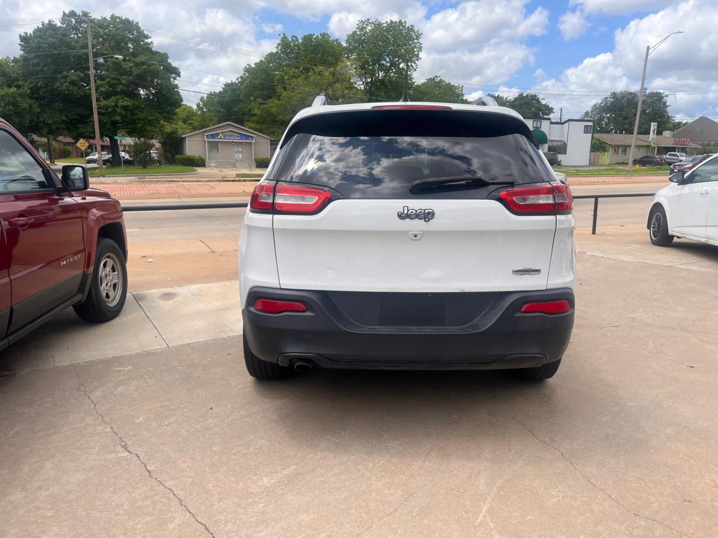 2015 WHITE JEEP CHEROKEE LATITUDE Latitude FWD (1C4PJLCB3FW) with an 2.4L L4 DOHC 16V engine, 9-Speed Automatic transmission, located at 8101 E. Skelly Dr., Tulsa, OK, 74129, (918) 592-3593, 36.121891, -95.888802 - Photo#3